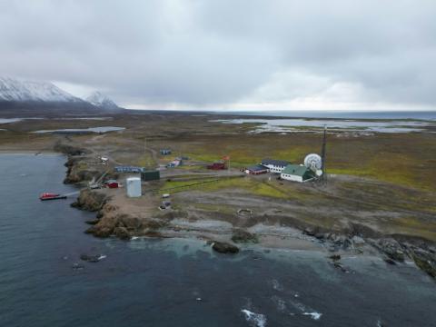 Un veille station de radio reliée à des panneaux solaires, à Kapp Liné, sur l'île norvégienne de Svalbard, en Arctique, le 14 septembre 2023