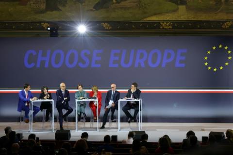 La présidente de Signal, Meredith Whittaker (2e g), la chercheuse en médecine génétique Mona Nemer (4e d), le PDG de Valeo Christophe Perillat (3e gg, le chercheur au CERN, Mark Thomson (2e d), le PDG d'ASML Christophe Fouquet (g) participent à une table ronde lors de la conférence "Choose Europe for Science" à l'Université de La Sorbonne, le 5 mai 2025 à Paris