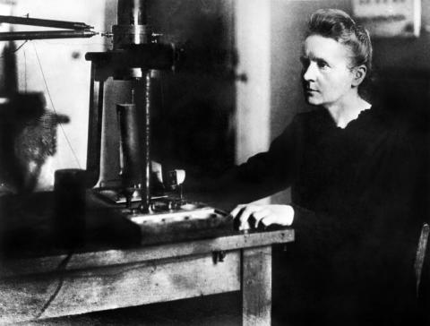 Marie Curie, la première femme distinguée par un Nobel de science, et la seule à l'emporter pour sa contribution à deux disciplines, la physique et la chimie