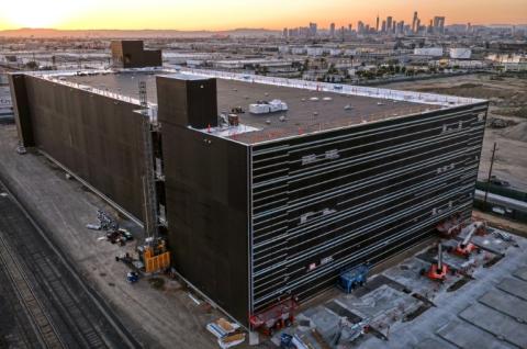 Die Gouverneurin von Maine, Janet Mills, hat ihr Veto gegen das erste Bauverbot für große Datenzentren für KI-Technologie in den USA eingelegt.