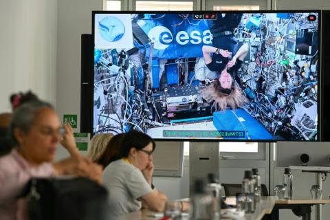 Sophie Adenot sur un écran lors d'un échange avec des journalistes au siège de l'ESA à Paris le 2 septembre 2026