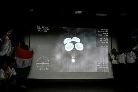 Des élèves regardent en direct la capsule SpaceX revenant sur Terre depuis la Station spatiale internationale, dans un musée des sciences de Calcutta, le 15 juillet 2025