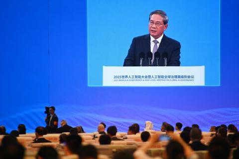 Le Premier ministre chinois Li Qiang apparaît sur un écran lors de son discours durant la cérémonie d'ouverture de la Conférence mondiale sur l'intelligence artificielle à Shanghai, le 26 juillet 2025