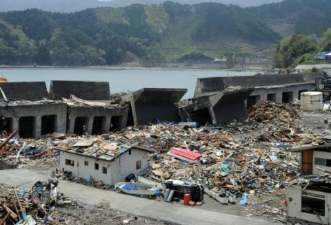Une digue rompue par les flots, le 8 mai 2011 à Kamaishi, dans la préfecture de Iwate au Japon, deux mois après le tsunami du 11 mars 2011