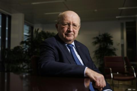 Der neue EU-Verteidigungskommissar Andrius Kubilius hat vor einem Einflussverlust Europas im Weltall gewarnt. Die Europäische Union dürfe den Weltraum nicht "der Achse aggressiver autoritärer" Mächte überlassen, sagte er in Brüssel.