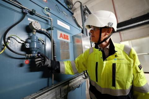 Guy Nicholson, responsable des solutions réseau neutres en carbone chez Statkraft, se tient près d'un volant d'inertie, le 7 août 2025 à Liverpool