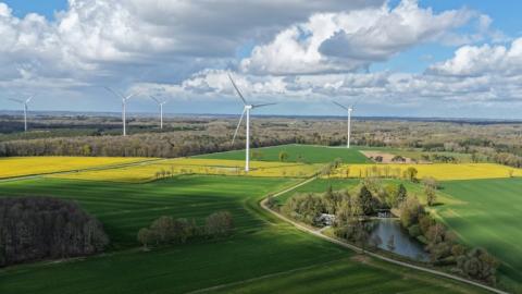 Photo d'éoliennes à Tinténiac, Ile-et-Vilaine, le 28 mars 2026