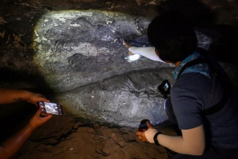 Des archéologues thaïlandais examinent les peintures rupestres découvertes au parc national de Sam Roi Yot, au sud-ouest de Bangkok, le 10 septembre 2020