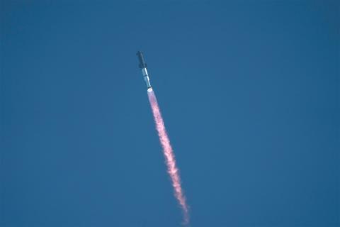 La mégafusée Starship de SpaceX décolle de la base Starbase, le 13 octobre 2025 au Texas