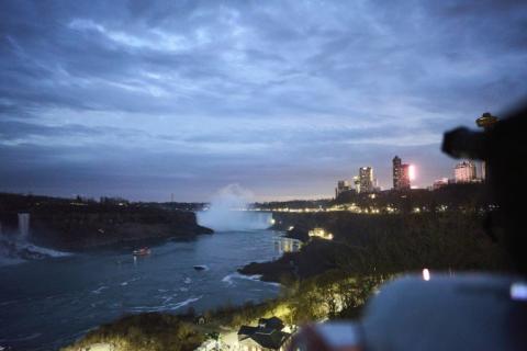 Aux chutes du Niagara, à la frontière entre les Etats-Unis et le Canada, lors de l'éclipse totale de soleil le 8 avril 2024