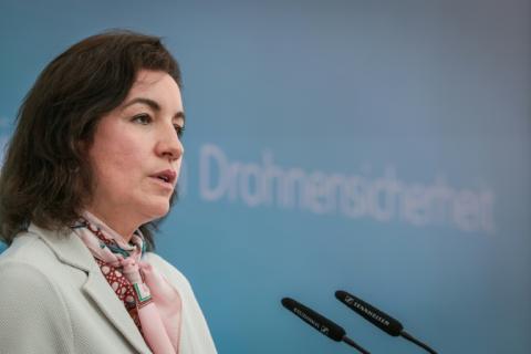 Bundesforschungsministerin Dorothee Bär (CSU) wird am Donnerstag zu einem internationalen Raumfahrt-Treffen in Paris erwartet. Frankreichs Präsident Emmanuel Macron hat dazu Vertreter von rund 120 Staaten eingeladen.
