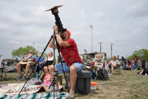 Des spectateurs admirent l'éclipse totale sur le site Stonehenge II, à Ingram, le 8 avril 2024 au Texas
