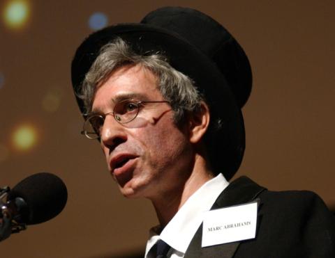 Marc Abrahams lors de la 15e édition des prix Ig Nobel, à l'université Harvard de Cambridge, dans le Massachusetts, le 6 octobre 2005