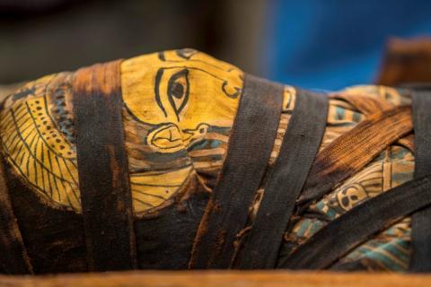 La momie d'un des 59 sarcophages découverts à Saqqara (Egypte), le 3 octobre 2020