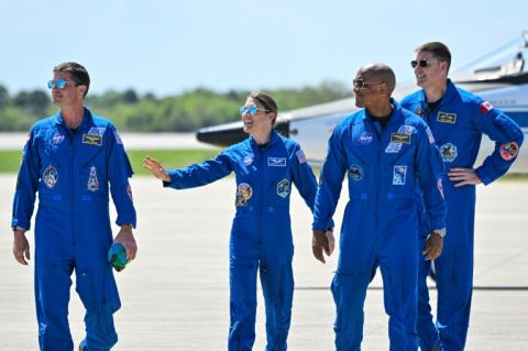 Reid Wiseman, Christina Koch, Victor Glover et Jeremy Hansen (de gauche à droite) arrivent en Floride, quelques jours avant leur mission vers la Lune, le 27 mars 2026