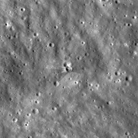 Image de la surface de la Lune diffusée par la Nasa le 18 août 2026 montrant l’endroit où un élément d'une fusée de SpaceX a percuté le sol lunaire, le 5 août 2026