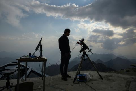 Un astronome de l'université de Toulouse se prépare à observer l'éclipse depuis le Pic du Midi, le 12 août 2026