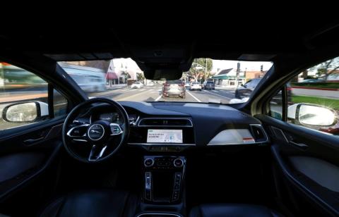 Un robotaxi Jaguar de Waymo sur la route à Los Angeles le 14 mars 2024, aux Etats-Unis
