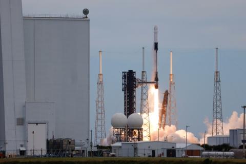 La fusée Falcon 9 de SpaceX, surmontée de la capsule Crew Dragon, décolle pour la mission SpaceX Crew-13 de la NASA depuis le Space Launch Complex 40 à Cap Canaveral, en Floride, le 1er octobre 2026
