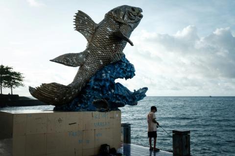 A statue de cœlacanthe, poisson considéré comme un "fossile vivant", à Manado, en Indonésie, le 8 janvier 2026