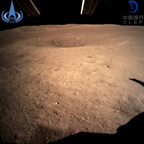 Premiere in der Raumfahrt: China ist erstmals die Landung einer Sonde auf der erdabgewandten Seite des Mondes gelungen. Wie die amtliche Nachrichtenagentur Xinhua und das Staatsfernsehen am Donnerstag berichteten, erreichte "Chang'e 4" ihr Ziel.
