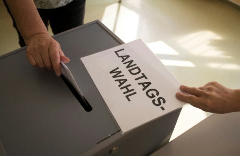 Eine Erinnerung per SMS, Wahlsimulationen in Schulen und mehr Mitgestaltung können die Wahlbeteiligung bie jungen Menschen erhöhen. Laut Bertelsmann-Stiftung halten etwa Hürden bei Zugang und Motivation junge Menschen vom Urnengang ab.