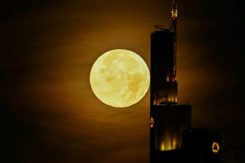 La pleine lune de novembre, dans le ciel à Francfort, en Allemagne, le 5 novembre 2025