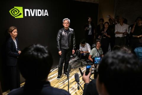 Eine schwarze Lederjacke von Nvidia-Chef Jensen Huang ist in New York für fast eine Million Dollar versteigert worden. Die Jacke habe 960.000 Dollar (840.000 Euro) eingebracht, teilte das Auktionshaus Sotheby's mit.