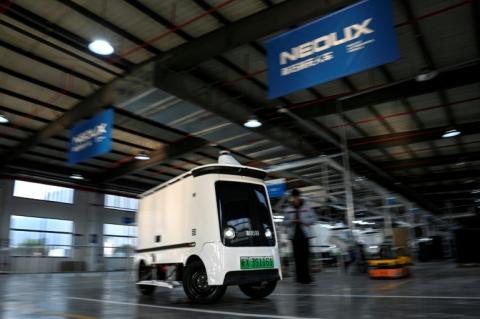 Un véhicule autonome dans l'usine Neolix, le 4 décembre 2025 à Yancheng dans la province chinoise du Jiangsu