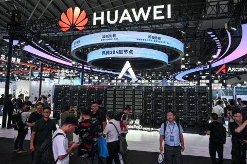 Des visiteurs sur le stand Huawei lors de la Conférence mondiale sur l'intelligence artificielle (WAIC) au Centre mondial des expositions et des congrès de Shanghai, le 28 juillet 2025