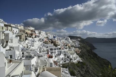 Die zehntausenden Erdbeben, die zu Jahresbeginn die griechische Ferieninsel Santorini und Nachbarinseln erschütterten, sind durch eine Verlagerung von Magma in der Tiefe ausgelöst worden. Ein Forschungsteam registrierte mehr als 28.000 Erdbeben.