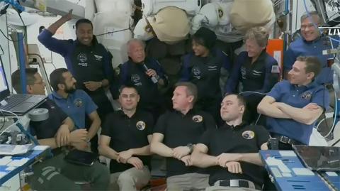 Die vierköpfige Besatzung der Dragon-Raumkapsel ist am Montag rund zwei Stunden nach dem Andocken an der Internationalen Raumstation von ihren Kollegen an Bord der ISS in Empfang genommen worden.