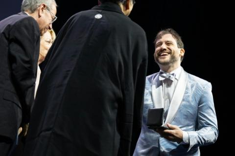 Le mathématicien canadien Jacob Tsimerman recevant la médaille Fields à Philadelphie aux Etats-Unis, le 23 juillet 2026