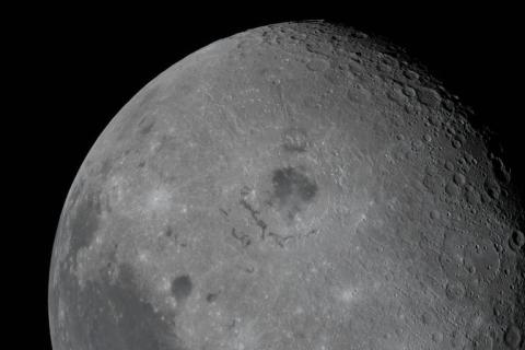 Image diffusée le 7 avril 2026 par la Nasa montrant la Lune, avec le bassin Oriental visible en son centre, et une tache noire de lave ancienne, observée depuis le vaisseau spatial Orion le 6 avril 2026