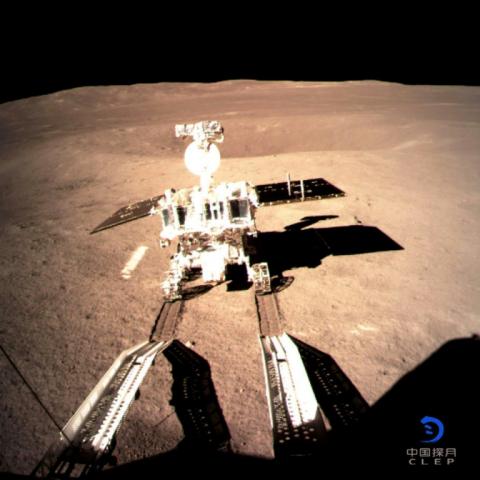 Nach der Landung der chinesischen Mondsonde "Chang'e 4" ist nun erstmals auch ein Rover über die erdabgewandte Seite des Mondes gerollt. Das Gefährt mit dem Namen "Yutu-2" (Jadehase 2) fuhr rund zwölf Stunden nach der Landung der Sonde los.