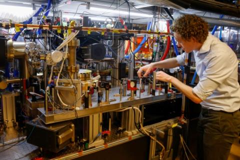 Un étudiant vérifie des lasers au laboratoire de physique quantique expérimentale de l'Université d'Amsterdam le 12 avril 2023