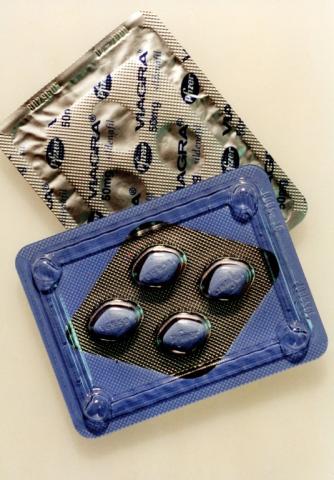 Photo non datée d'une plaquette de pilules Viagra contre l'impuissance masculine, fabriquées en France par l'usine Pfizer