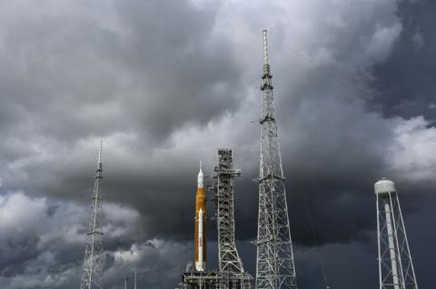 La nouvelle méga-fusée de la Nasa pour la Lune, SLS, sur son pas de tir au centre spatial Kennedy en Floride, le 2 septembre 2022