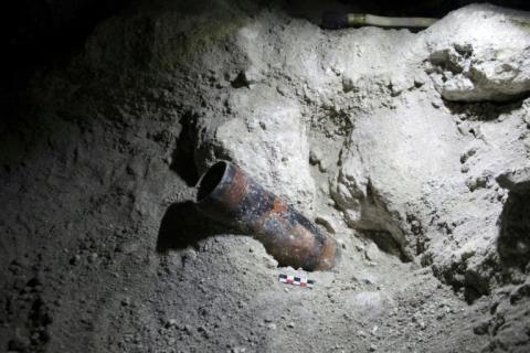Cette photo non datée, publiée par le ministère guatémaltèque de la Culture le 29 mai 2025, montre un pot découvert sur le site archéologique d'Uaxactún, dans le département de Petén, au Guatemala
