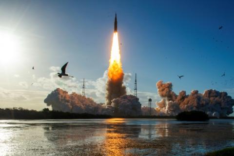 Décollage de la fusée de la mission Artémis 2 emmenant trois astronautes américains et un canadien autour de la Lune, au Kennedy Space Center à Cap Canaveral, en Floride, le 1er avril 2026
