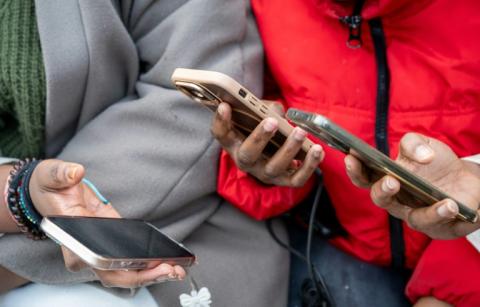 Dans de nombreux pays, le nombre d'enfants par femme baisse. Deux études américaines publiées récemment montrent du doigt un même suspect: le smartphone