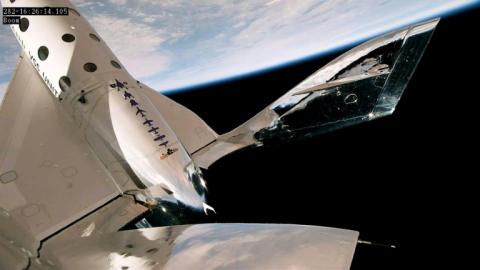 Das Weltraumtourismus-Unternehmen Virgin Galactic ist nach fast zweijähriger Unterbrechung wieder ins All geflogen. Der Testflug mit vier Mitarbeitern von Virgin Galactic als Passagieren sei "erfolgreich" verlaufen, erklärte das Unternehmen.