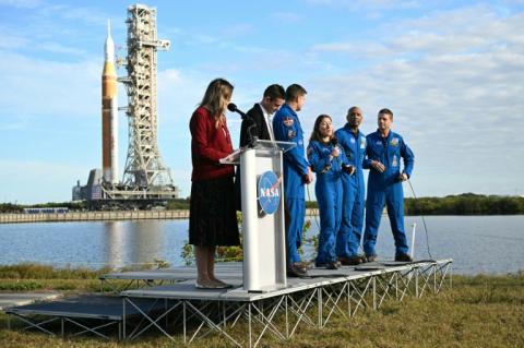 De hauts responsables de la Nasa et l'équipage d'Artémis 2 parlent à la presse le 17 janvier 2026 au Centre spatial Kennedy en Floride