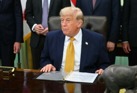 Le président américain Donald Trump s'apprête à signer un décret dans le Bureau ovale de la Maison Blanche, le 22 juin 2026 à Washington