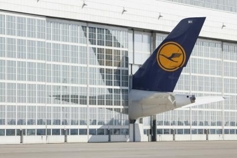 Die Lufthansa geht nicht von größeren Störungen ihres Flugbetriebs wegen eines nötigen Software-Updates bei Airbus Maschinen vom Typ A320 aus.