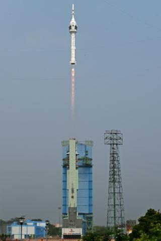 Photo diffusée par l'Organisation indienne de recherche spatiale (ISRO), le 21 octobre 2023, montrant le décollage du véhicule d'essai Gaganyaan (TV) depuis le centre spatial Satish Dhawan à Sriharikota, une île au large des côtes du sud de l'État d'Andhra Pradesh