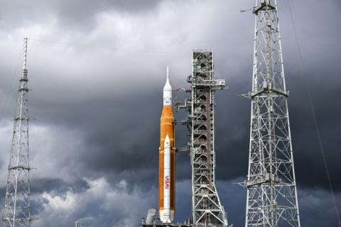 La nouvelle méga-fusée de la Nasa pour la Lune, SLS, sur son pas de tir au centre spatial Kennedy en Floride, le 2 septembre 2022