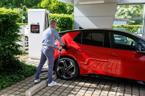 Mit dem Ausbau der Erneuerbaren im europäischen Strommix verbessert sich auch die Klimabilanz von Elektroautos. Zu diesem Schluss kommt eine am Mittwoch veröffentlichte Studie der Organisation International Council on Clean Transportation (ICCT).