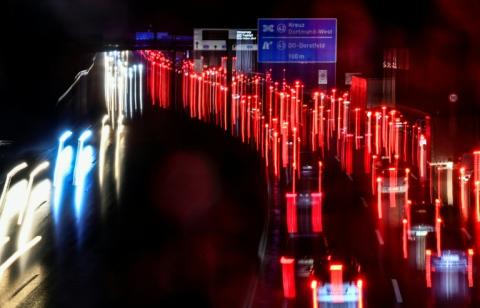 Ein Tempolimit von 120 Stundenkilometern auf Deutschlands Straßen könnte einer Studie zufolge die Zahl der Verkehrstoten um rund ein Drittel senken. Zu diesem Ergebnis kommt eine Forscherin der Ruhr-Universität Bochum nach Auswertung von Daten.