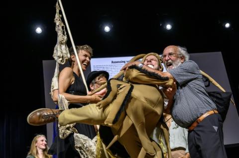 Le journaliste scientifique suisse Atlant Bieri (centre) échange avec Michel Mayor (droite), lauréat du prix Nobel de physique 2019, aux côtés de la biotechnologiste suisse Pia Viviani (gauche), lors de la cérémonie des prix Ig Nobel 2026 à Zurich, le 3 septembre 2026
